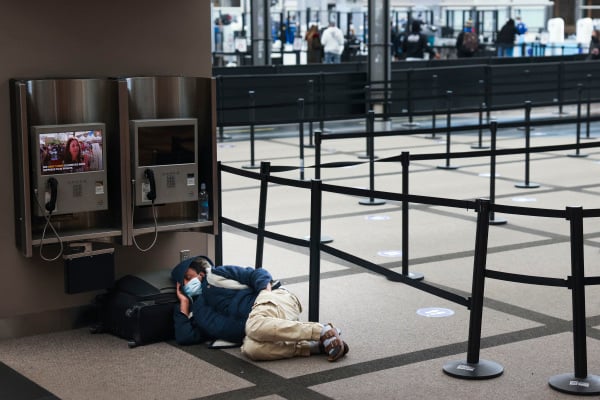 一名乘客在機場地面睡覺