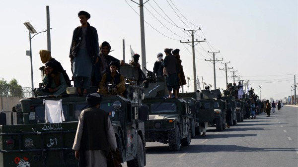 2021年9月1日，阿富汗坎大哈省（Kandahar），美军撤离阿富汗后，塔利班成员搭乘美军遗留的悍马车（Humvee）。2(16:9)