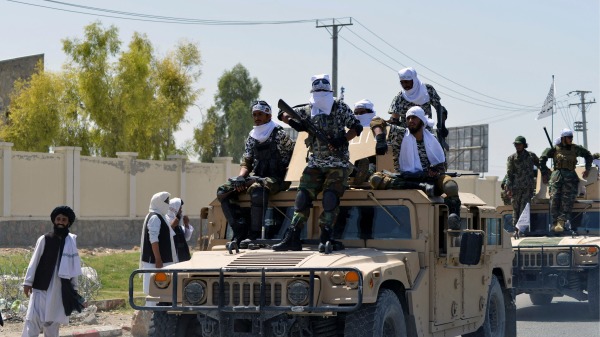 2021年9月1日，阿富汗坎大哈省（Kandahar），美军撤离阿富汗后，塔利班成员搭乘美军遗留的悍马车（Humvee）。4