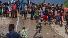 万人聚集美墨边境拟飞机驱离(图)