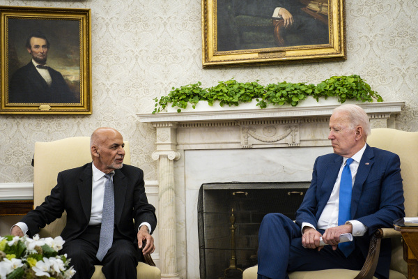 图为2021年6月25日，美国总统拜登（右）在白宫接见到访的时任阿富汗总统阿什拉夫・加尼（Ashraf Ghani）。 