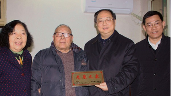 2019年1月15日下午，時任杭州副市長王宏（右二）前往西湖區翠苑五區看望軍休幹部。