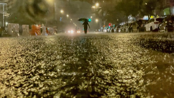 2021年9月1日，在纽约市布朗克斯区，一个人在飓风艾达余波的降雨中前进。这场曾经的四级飓风经过纽约市，在中央公园的一个小时内倾泻了3.15英寸的雨水。（图片来源：David Dee DelgadoGetty Images