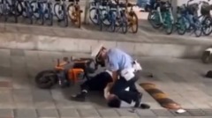 广州电动车司机遭警跪颈压制挨轰陆媒无报导（视频图)(图)