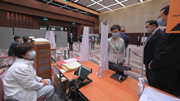 特首林郑月娥9月19日巡视选委会选举票站。（图片来源：香港政府新闻处）