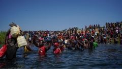 美国关闭德州部分边境遣返海地难民(图)