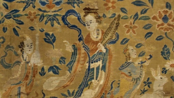 右邊最大人物手持的桂花葉表明她是月亮女神嫦娥，她與準備長生不老藥的兔子共居在天宮。