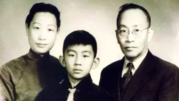 20世纪50年代汤飞凡与夫人何莲（左）、儿子汤声闻合影。