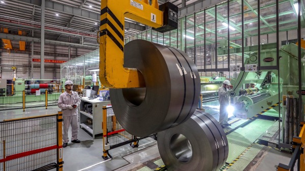 2021年5月8日，湖北省武汉市的一家工厂的工人正在转移铝板卷。(16:9)