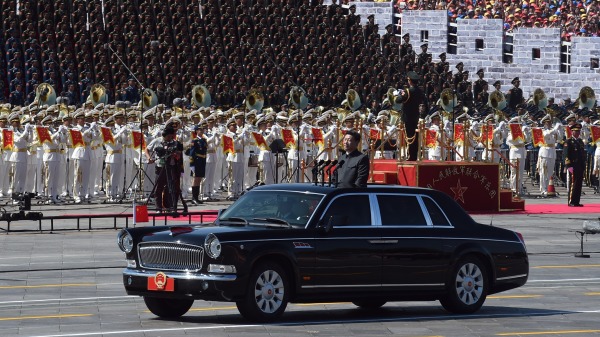 2015年9月3日中国国家主席习近平在北京天安门广场举行的阅兵式上检阅部队。