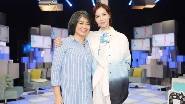 演员谢盈萱（右）、导演严艺文（左）上公视谈话节 目“36题爱上你” 畅谈台前幕后心路历程。