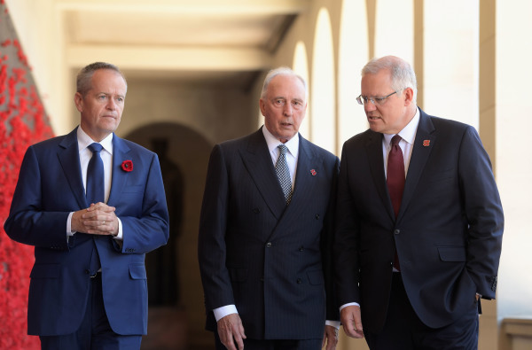 澳大利亚反对党领袖比尔·肖顿（左）、前总理保罗·基廷和总理斯科特·莫里森（右）