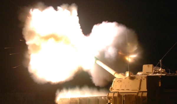 M109A6圣骑士（Paladin）夜间射击（图片来源：维基Spc. Ryan Stroud）
