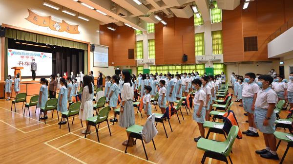 国安教育进入校园，图为香港小学生要举行升旗礼。（图片来源：香港政府新闻处）