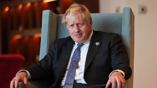面对英国内阁政府官员和保守党内辞职潮，首相约翰逊宣布辞职。