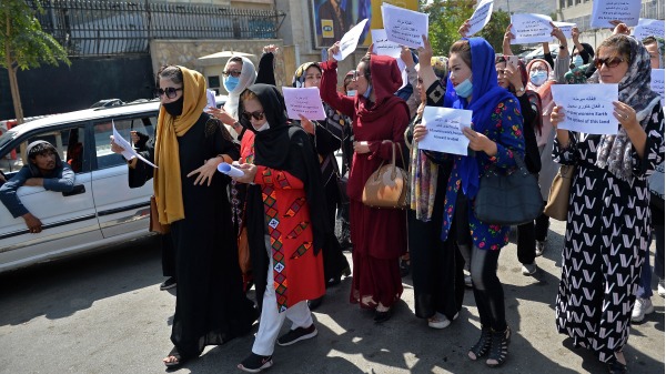 2021年9月3日，一群阿富汗妇女在喀布尔市中心参加争取塔利班治下女性权利的游行。（图片来源：HOSHANG HASHIMI/AFP via Getty Images）
