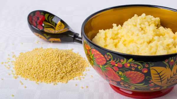 一根汤匙和一碗小米粥和些许小米