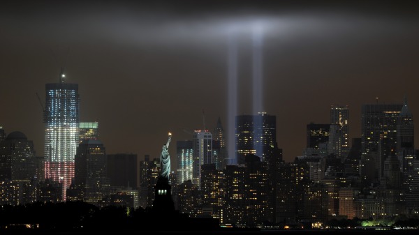 2011年9月11日，美国纽约市纪念911事件10周年，在夜晚发射的光柱代表911恐袭事件中被劫持客机撞倒的双子塔
