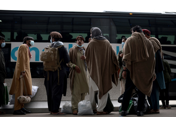 图为2021年8月31日，又一批阿富汗难民到达弗吉尼亚州杜勒斯（Dulles）国际机场，他们随后被用大巴运送到各军事基地以进行进一步的医疗检查和身份处理。 