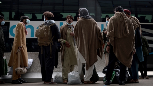 圖為2021年8月31日，又一批阿富汗難民到達弗吉尼亞州杜勒斯（Dulles）國際機場，他們隨後被用大巴運送到各軍事基地以進行進一步的醫療檢查和身份處理。 