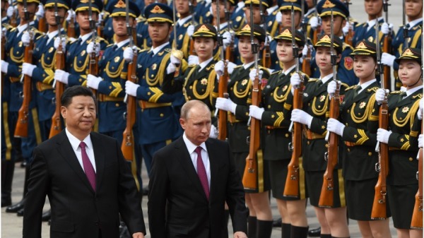 中国国家主席习近平与俄罗斯总统普京在北京一起检阅军事仪仗队