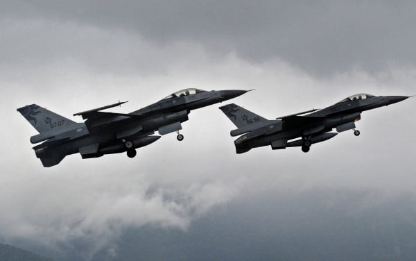 臺灣空軍的兩架美制 F-16 戰鬥機